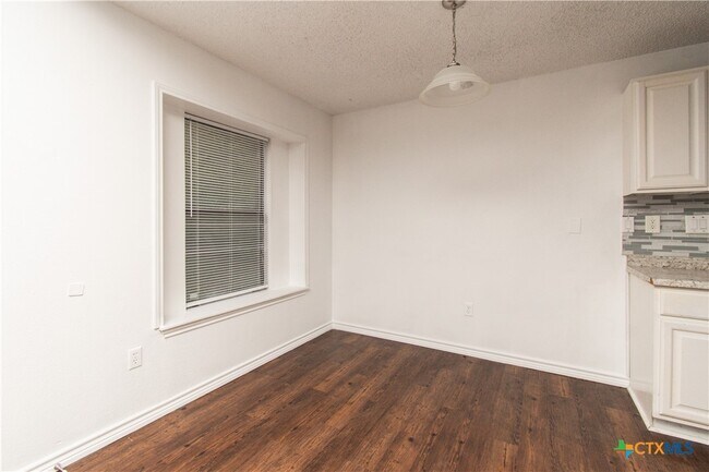 Building Photo - 2407 Lago Trail