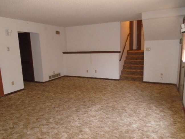 Building Photo - 706 Ridgewood Dr