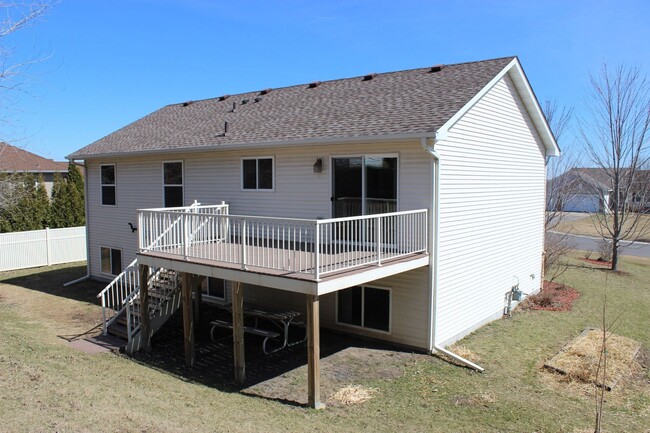 Building Photo - Single Family Home, Dishwasher, New Carpet...