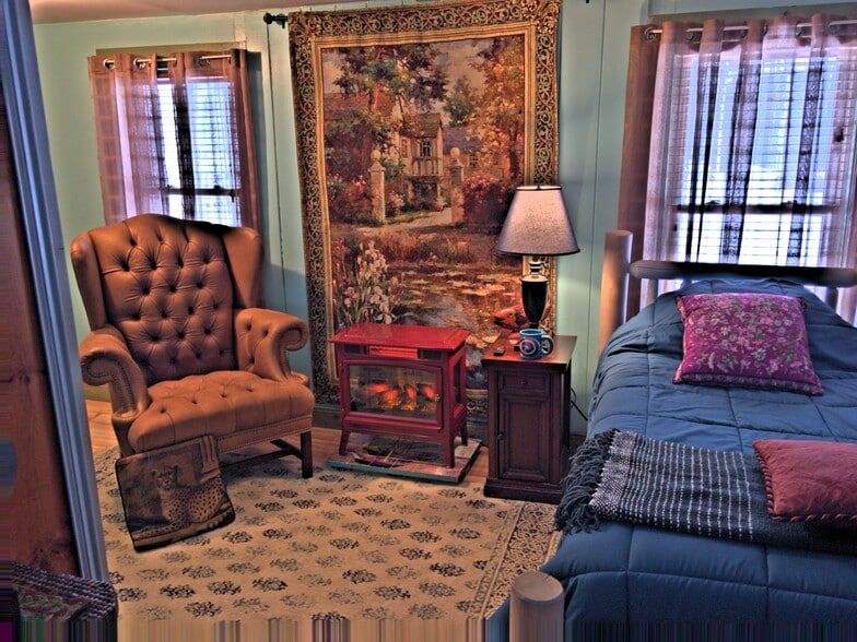 Den with Twin Bed - 111 Causeway Rd