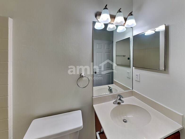 Building Photo - 1234 SW Alesio Ln