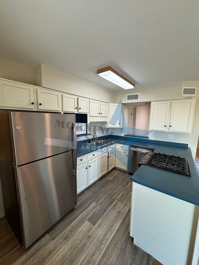 Building Photo - Hurry Leasing Special!! 3-Bedroom Home