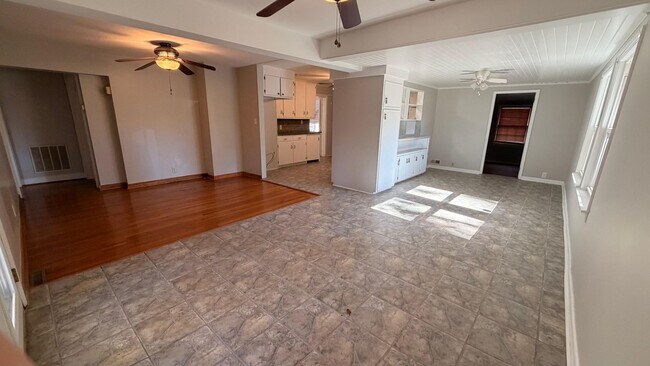 Building Photo - AVAILABLE NOW!