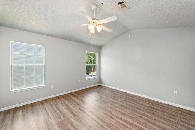 Building Photo - Charming 3-Bed, 2-Bath Townhome!