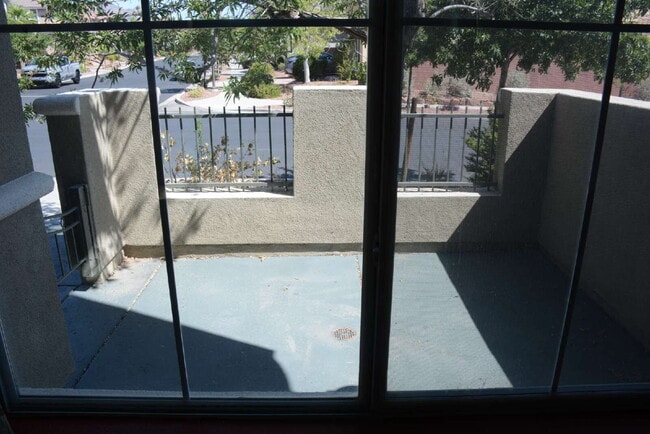 Building Photo - "Spacious 4-Bedroom Oasis with Granite Touches and Cozy Fireplace in Las Vegas!"