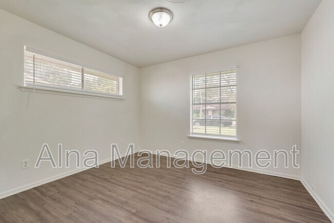 Building Photo - 2529 Belhaven Dr