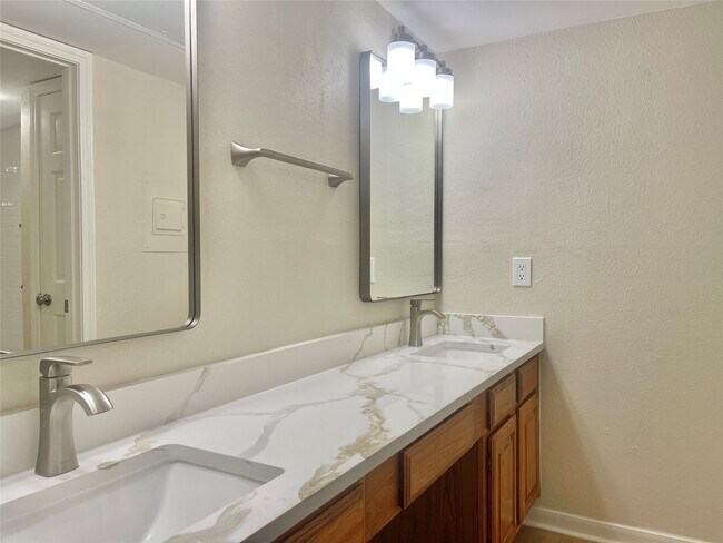 Building Photo - 1311 Antoine Dr