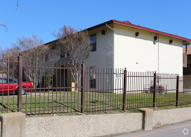 Building Photo - El Rancho Escondido Apartments