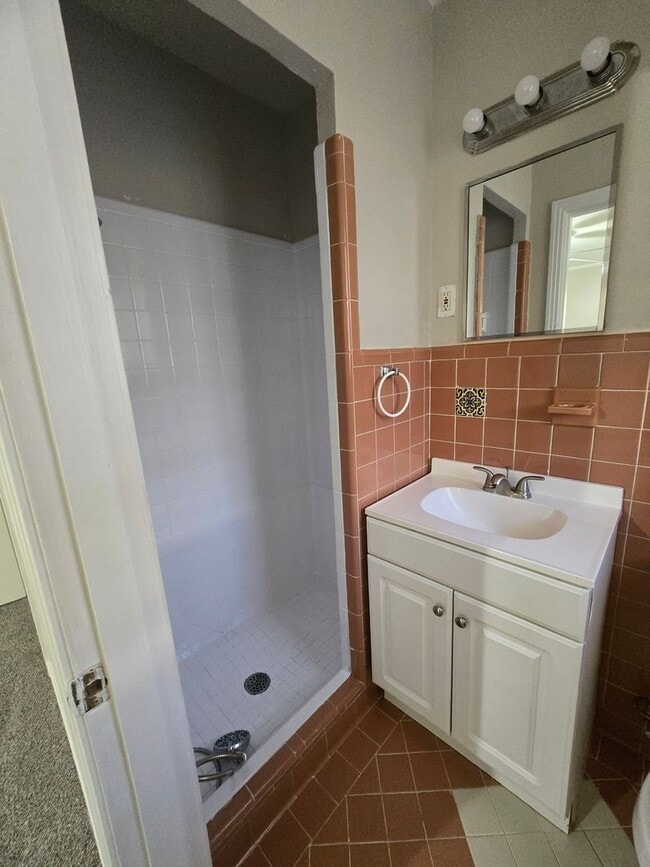 Building Photo - $300 Off 1st Month