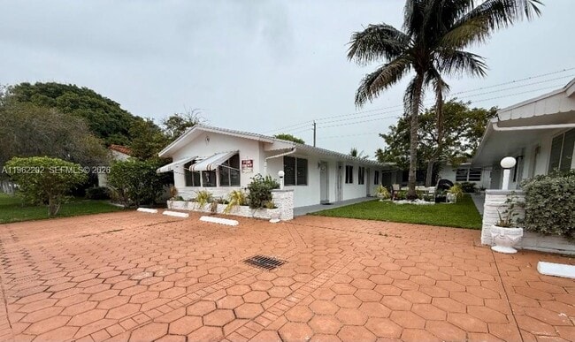 Building Photo - 823 NE 10th St