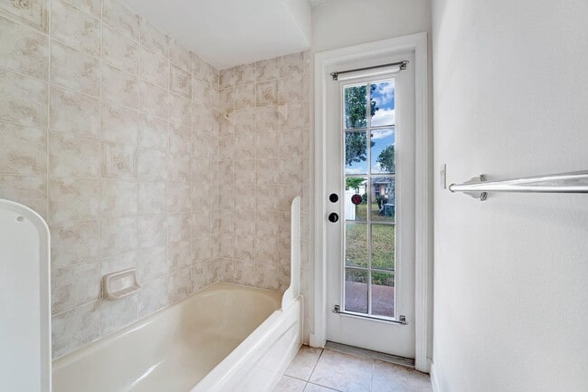 Building Photo - 513 SE Cliff Rd