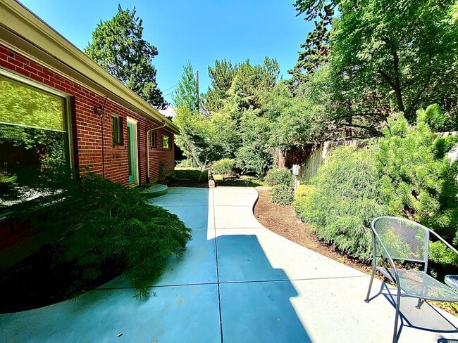 Building Photo - 4 Bedroom 2.5 bath on Central Rim minutes from downtown