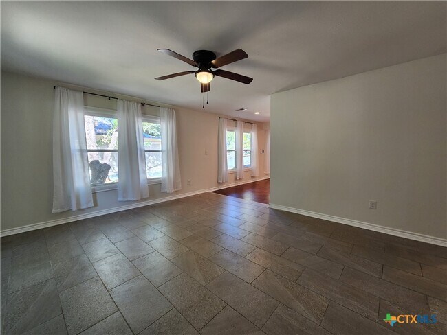 Building Photo - 521 Willow Ave