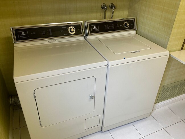 Building Photo - Charming 4 Bedroom 2 Bath 2 Story Home in ...