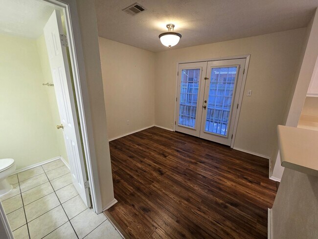 Building Photo - College Station -2 bedroom/ 2.5 bath - 2 story condo -Complex has a Pool.
