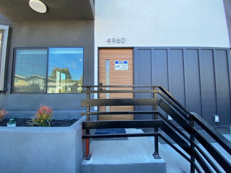 Building Photo - 4960 Clinton St