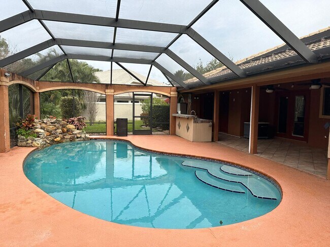 Building Photo - Tranquil Lakefront Living in the Heart of ...