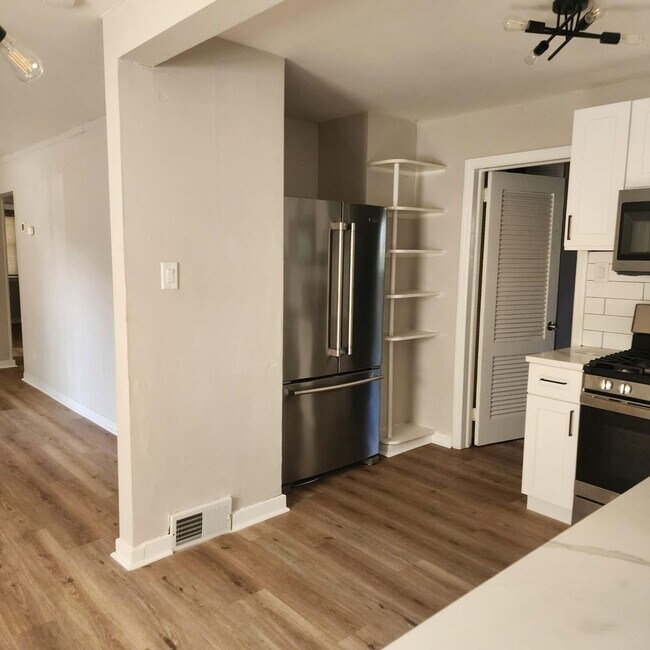Building Photo - Spacious 3-Bedroom Rancher with Family Roo...