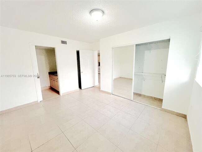 Building Photo - 2740 W 63rd St