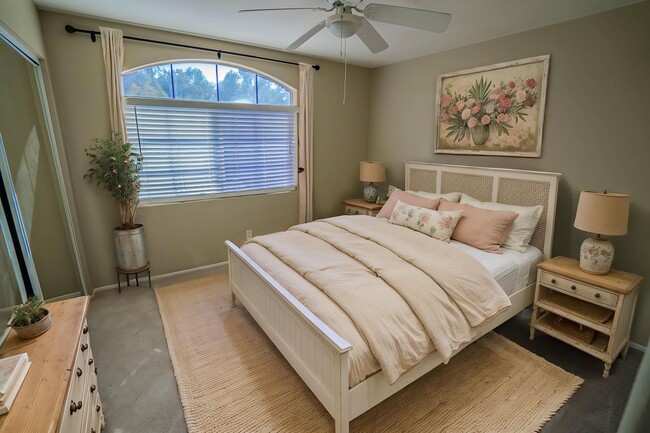 Building Photo - Northbridge 4 Bedroom Home in Valencia!