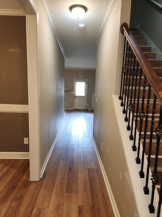 Building Photo - LOVELY TWO STORY W/ 5 BEDS, 3 FULL BATHS. ...