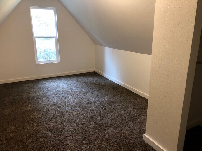 Building Photo - 410 E James St