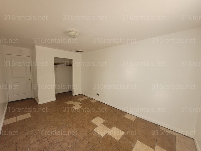 Building Photo - $1,050 - 3 bedroom/ 1 bathroom - Single Family Home