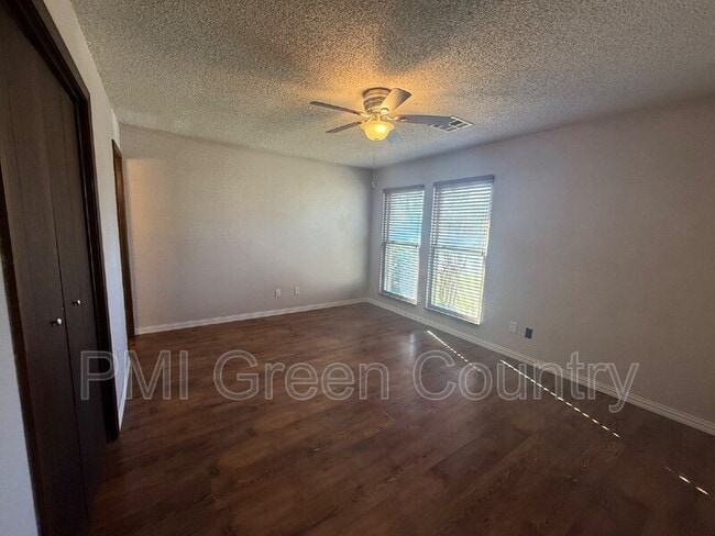 Building Photo - 316 W Austin St