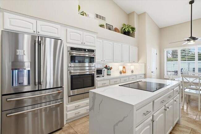 Building Photo - 1909 E Coral Tree Dr