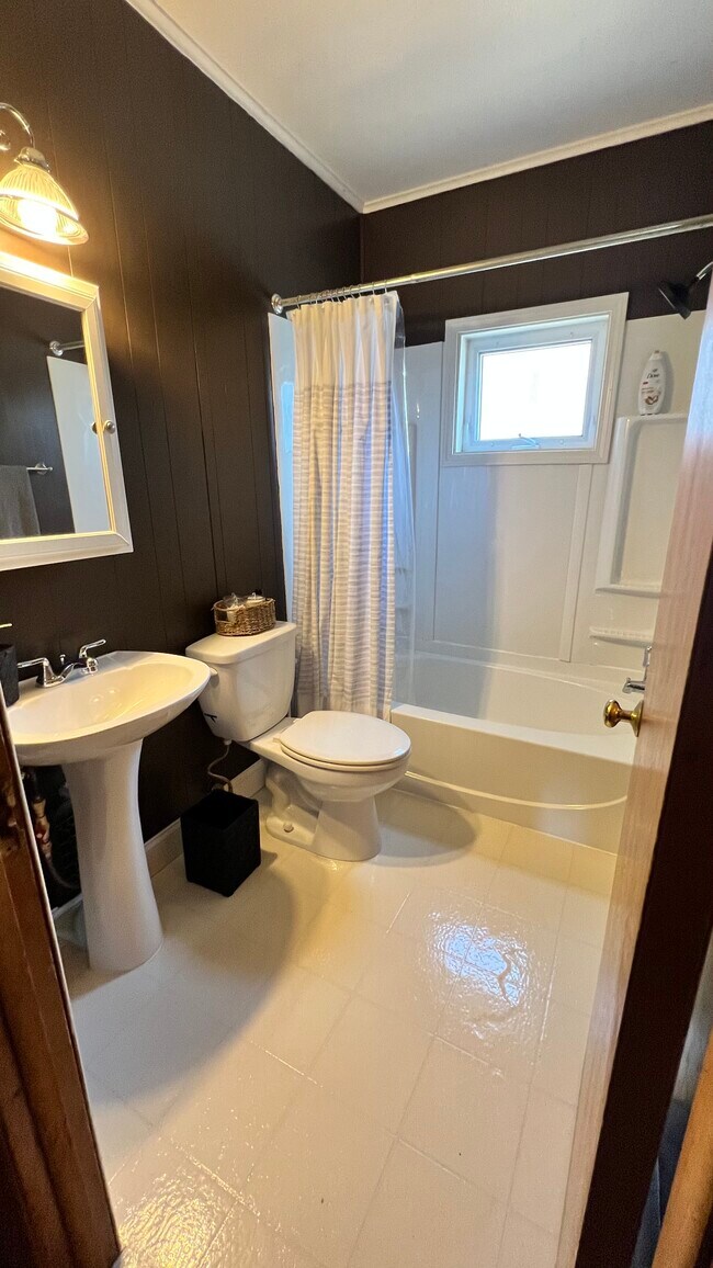 Building Photo - 33 Higby Rd