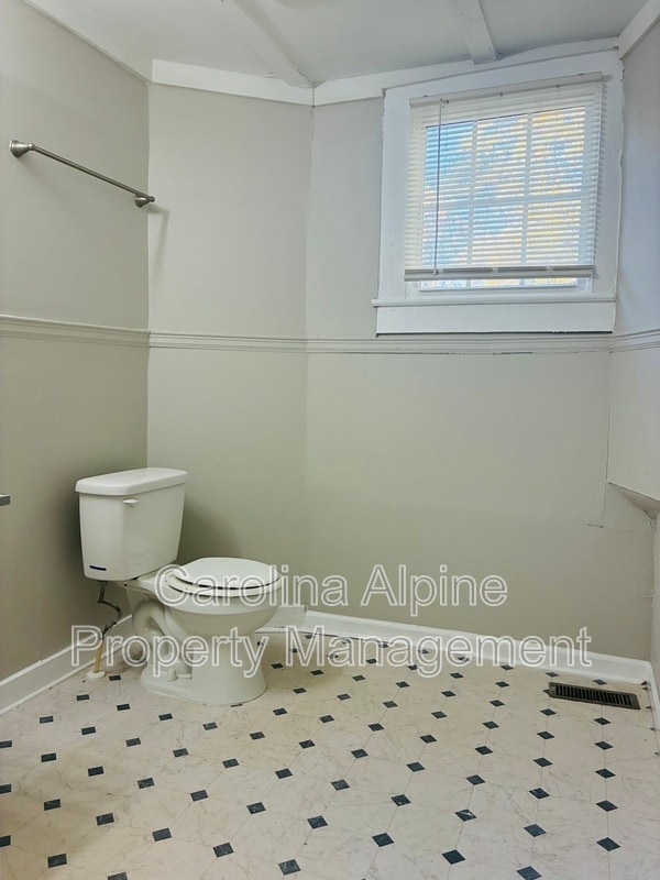 Building Photo - 402 Wilson St