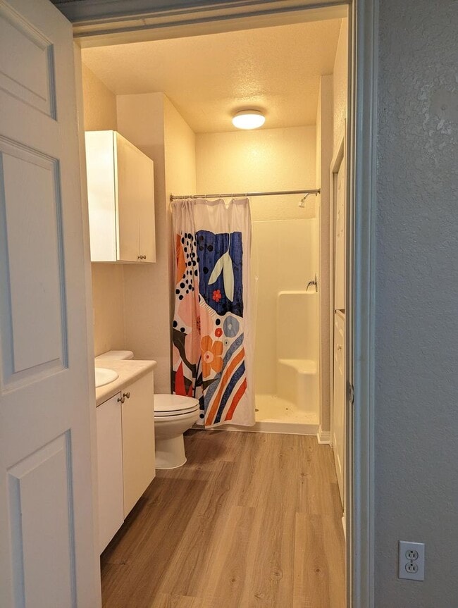 Building Photo - Updated 2x2 condo 1121 square feet, vinyl plank floors & balcony