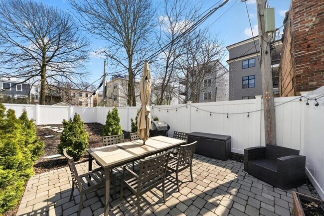 Building Photo - 521 E 8th St