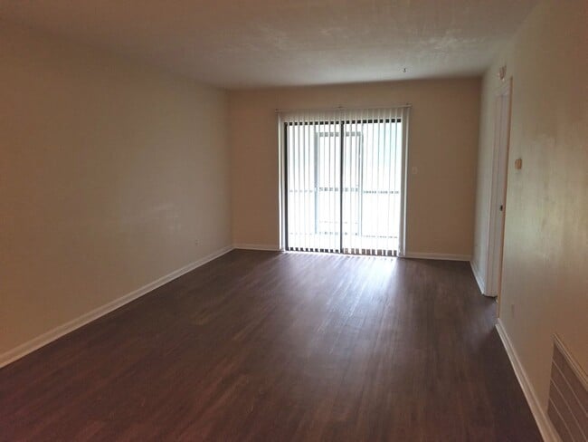 Building Photo - *MUST SEE* Southside Condo with Pool
