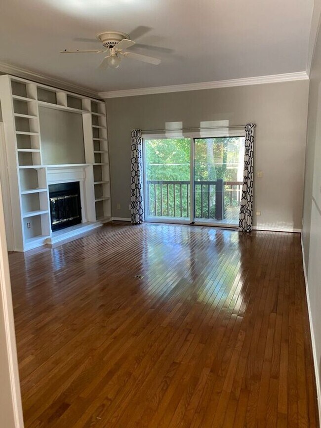 Building Photo - Condo Rental in Great Asheville Location!