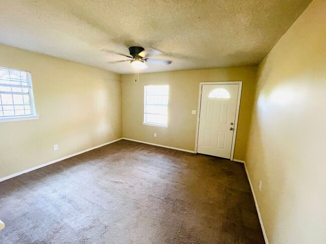 Building Photo - ** 3 Bed 1 Bath located in Chisholm ** Cal...