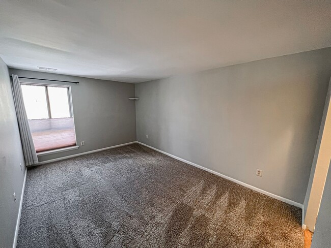 Building Photo - Sun-filled 2 Bed 1.5 Bath With Bonus Offic...