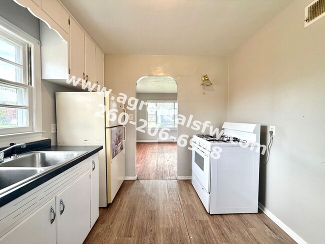 Building Photo - 2 Bedroom House