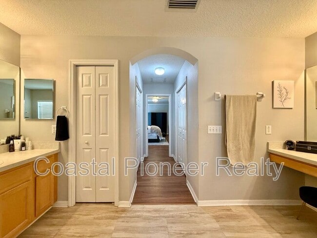 Building Photo - 11113 Avery Oaks Dr