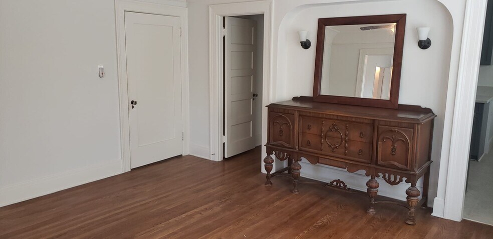 Building Photo - 1510 S Van Ness Ave