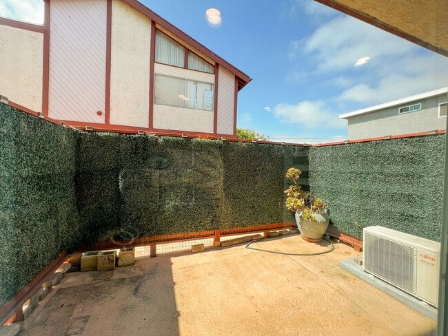 Building Photo - 2bd 2,5bath Townhome