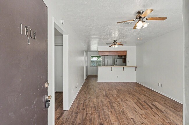 Building Photo - 1605 Hazelwood St