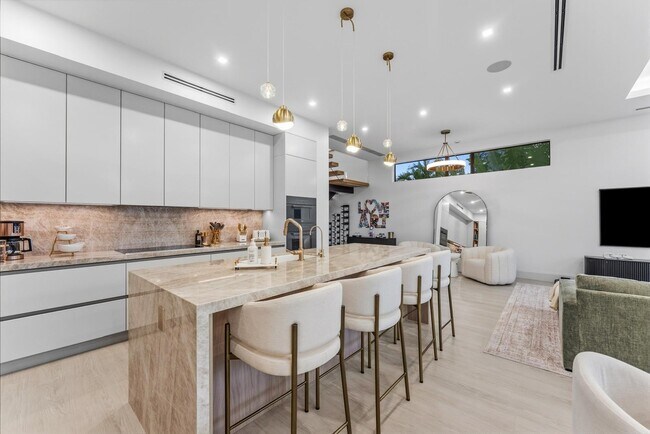 Building Photo - 220 S Swinton Ave