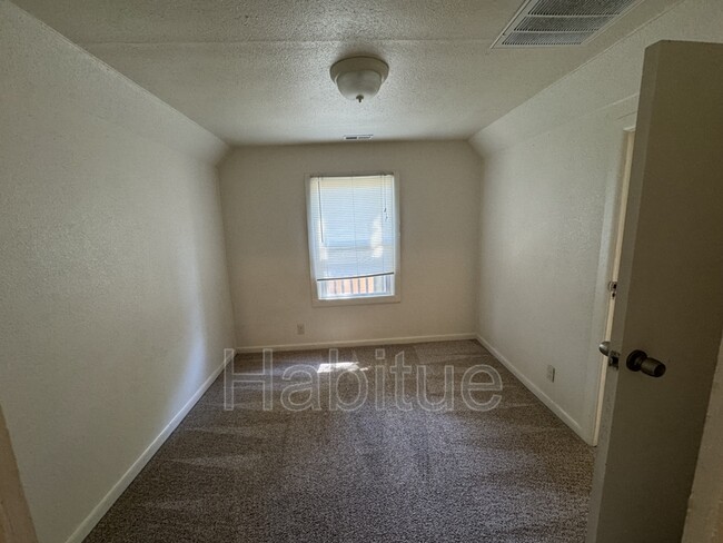 Building Photo - 1405 N 11th St