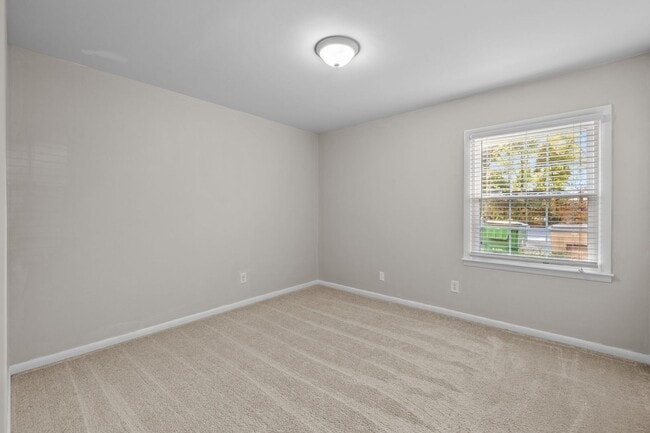 Building Photo - *MOVE IN READY* 3 Bed, 2 Bath Condo, Close to Uptown!!!