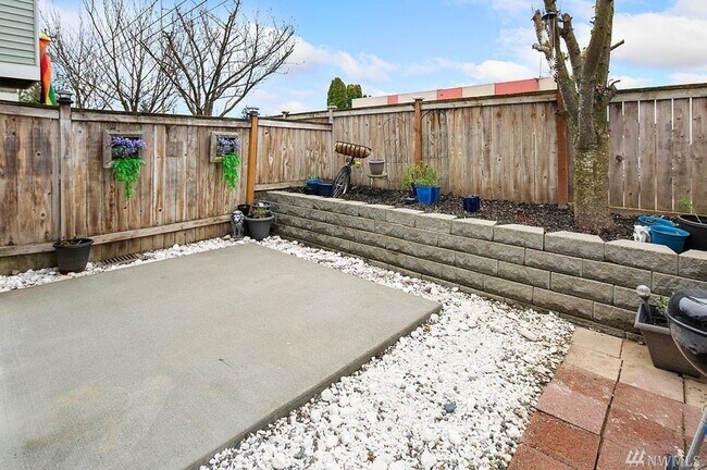 Building Photo - 3 bedroom / 2.5 bathroom townhome in West ...
