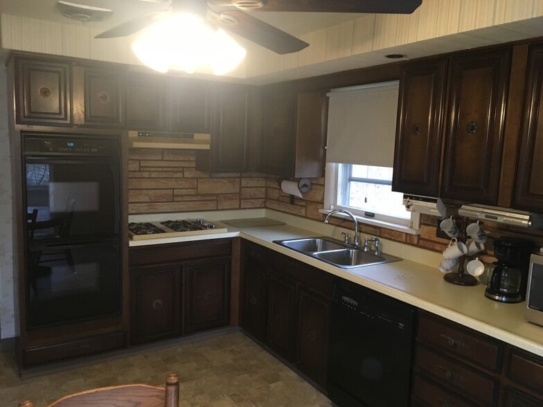 Building Photo - 209 Liberto Rd