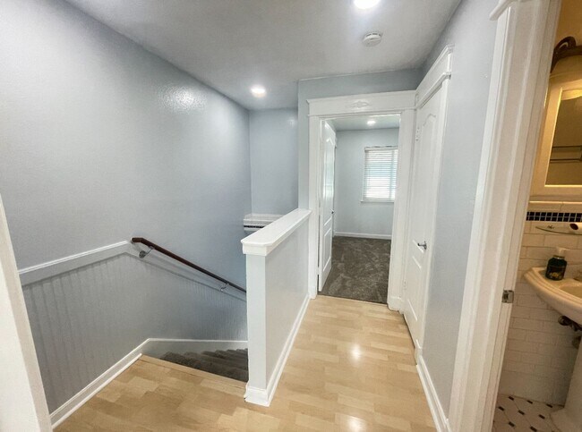 Building Photo - 2 Bedroom/1.5 Bathroom Townhouse Available in Union City!!