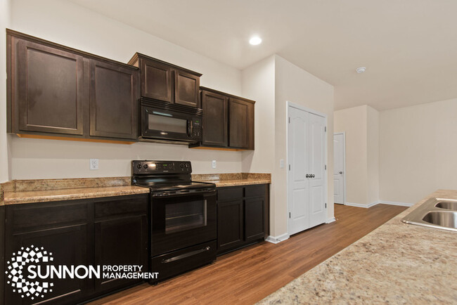 Building Photo - 3 Bed/2.5 Bath Home Close to Mountain Isla...