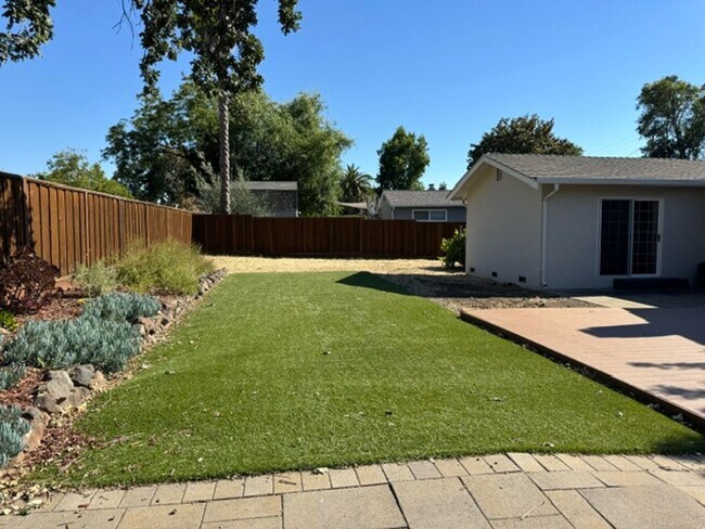 Building Photo - Beautiful 3 bedroom, 2 bath single level home in the Woodlands-Walnut Creek